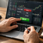 Investisseur passant un ordre d’achat BUY sur plateforme de trading avec graphiques boursiers en direct